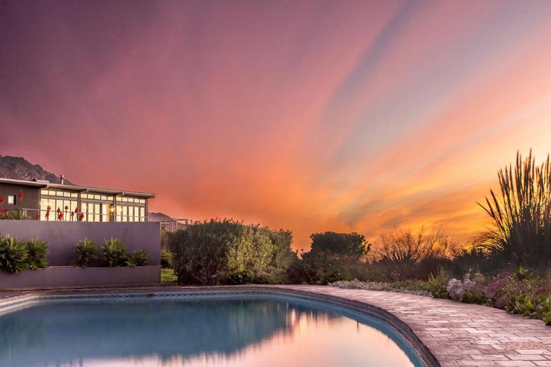Colourful Manor Guesthouse Cape Town Exterior photo